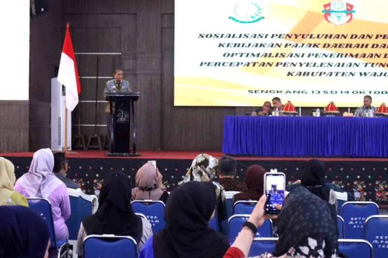 Bupati Wajo H. Amran Mahmud meberikan sambutan pada sosialisasi penyuluhan dan penyebarluasan kebijakan pajak daerah di Ruang Pola Kantor Bupati, Jumat (13/10/2023)