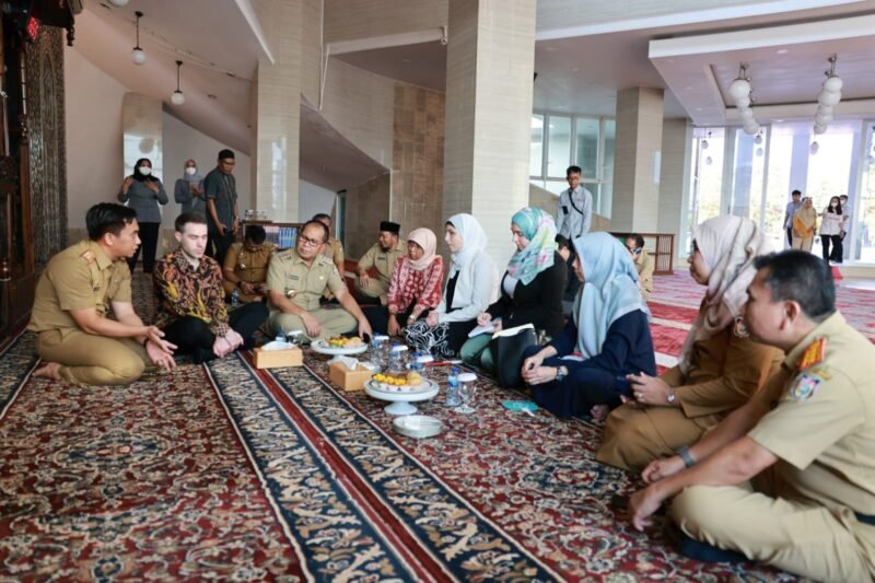 Penasihat Khusus Hak- hak Disabilitas Internasional Pemerintah Amerika Serikat, Sara Minkara bertemu Wali Kota Makassar di Masjid Amirul Mukminin, Senin (09/10/2023)