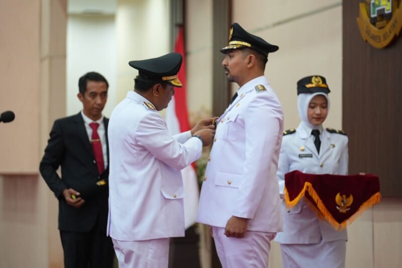 Penjabat Gubernur Provinsi Sulawesi Selatan (Sulsel), Bahtiar Baharuddin, melantik Akbar Laluasa sebagai Wakil Bupati Luwu Timur, di Ruang Pola Kantor Gubernur Sulsel, Kamis, 5 Oktober 2023