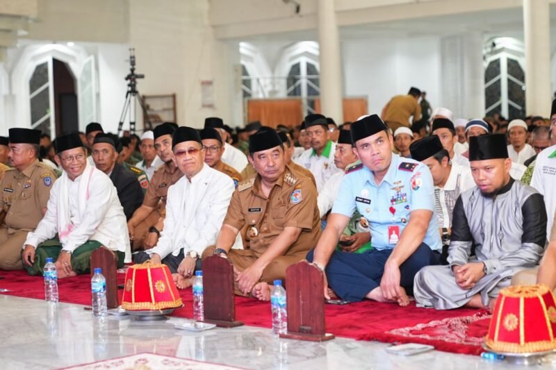 Penjabat Gubernur Provinsi Sulawesi Selatan (Sulsel), Bahtiar Baharuddin, melakukan sholawatan dengan ribuan masyarakat Sulsel, unsur TNI Polri, ulama, kepala daerah dan ribuan masyarakat Sulsel di Masjid 99 Kubah Center Point Of Indonesia (CPI) Makassar, Kamis, 5 Oktober 2023