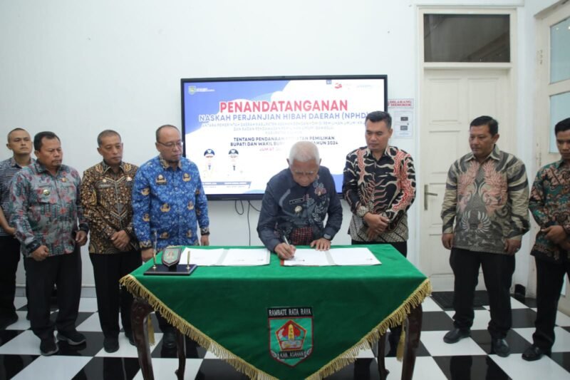 Pemerintah Daerah Kabupaten Asahan bersama KPU Kabupaten Asahan melakukan penandatanganan Naskah Perjanjian Hibah Daerah (NPHD) tentang pendanaan kegiatan Pemilu Bupati dan Wakil Bupati Asahan Tahun 2024 di Aula Mawar Kantor Bupati Asahan, Jum'at (24/11/2023)