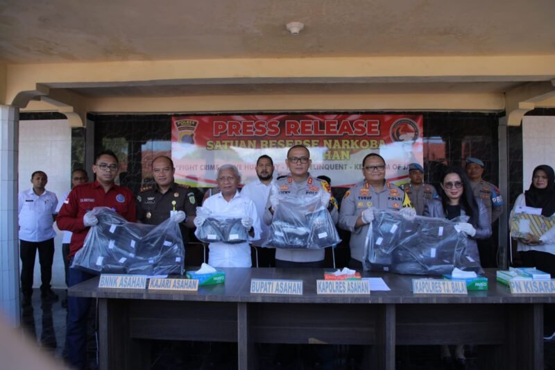 Bupati Asahan H. Surya Bsc mengikuti Press Release terhadap penangkapan 2 pelaku peredaran gelap Narkotika jenis shabu seberat 50 (Lima Puluh) Kilogram di Halaman Mapolres Asahan, Rabu (15/11/2023)