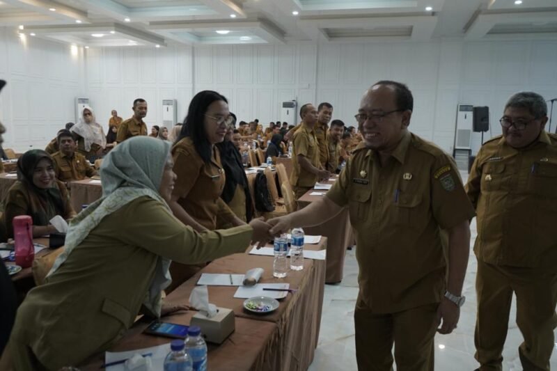 Sekda Asahan Drs. John Hardi Nasution, M.Si menghadiri dan membuka secara resmi Bimbingan Teknis Pengelolaan Barang Milik Daerah (BMD) Dan Sosialisasi Pemanfaatan BMD (MCP) KPK Di Lingkungan Pemerintah Kabupaten Asahan, di Aula Hotel Antariksa Kabupten Asahan, Selasa (07/11/2023)