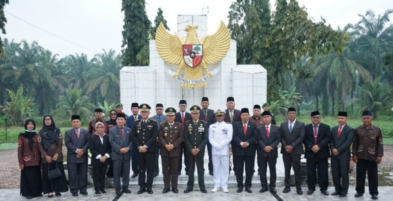 eringati Hari Pahlawan, Pemerintah Kabupaten Asahan menggelar Upacara Peringatan Hari Pahlawan ke-78 Tahun 2023 di halaman Kantor Bupati Asahan, Kamis (10/11/2023)