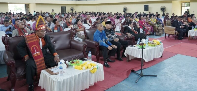 sisten Perekonomian dan Pembangunan Ir. Oktoni Eriyanto, M.M mengikuti prosesi pelantikan pengurus Pomparan Toga Sinaga dan Boru (PPTSB) Cabang Kabupaten Asahan periode 2023-2027 di Gedung Olahraga (GOR) Kisaran, Minggu (12/11/2023)