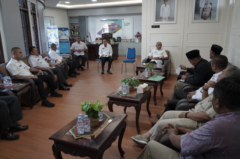 Bupati Asahan H. Surya, BSc menerima audiensi Pengurus Daerah (PD) Al Washliyah Asahan di Ruang Kerja Rumah Dinas Bupati Asahan, Rabu (01/11/2023)