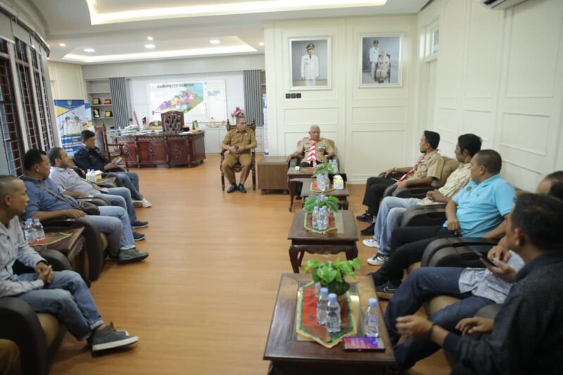 Persatuan Wartawan Indonesia (PWI) Kabupaten Asahan melakukan audiensi dengan Bupati Asahan di Ruang Kerja Rumah Dinas Bupati Asahan, Senin (28/11/2023). Turut hadir Kadis Kominfo Kabupaten Asahan, Ketua PWI Kabupaten Asahan beserta pengurus