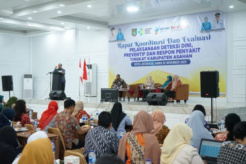 upati Asahan yang diwakili oleh Sekretaris Daerah Kabupaten Asahan Drs. John Hardi Nasution, M.Si membuka Rapat Koordinasi Teknis dan evaluasi pelaksanaan deteksi dini, preventif, dan respon penyakit tingkat Kabupaten Asahan di Ballroom Hotel Antariksa Kisaran Selasa, (02/11/2023)