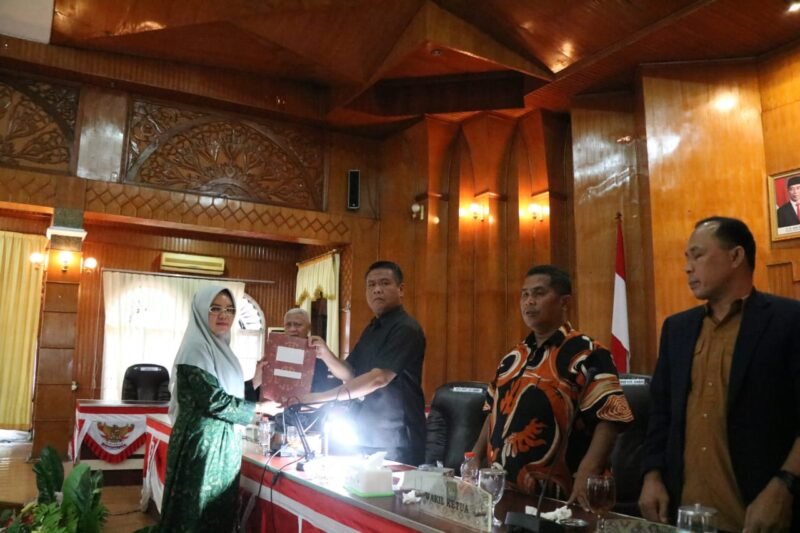 Bupati Asahan H. Surya Bsc hadiri rapat paripurna DPRD Kabupaten Asahan masa persidangan ke I tahun anggaran 2023 dalam acara penyampaian laporan hasil pembahasan rancangan peraturan daerah tentang RAPBD Kabupaten Asahan tahun anggaran 2024 oleh Badan Anggaran DPRD Kabupaten Asahan, Jum'at (24/11/2023)
