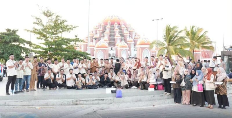 Kepala Badan Pendapatan Daerah Kota Makassar, Firman Pagarra beserta seluruh Pejabat dan Staf Bapenda Kota Makassar, turut hadir dalam acara Sulsel Bershalawat di Masjid Kubah 99 Asmaul Husna Kawasan CPI Makassar, Kamis (05/10/2023)