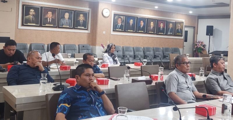 Komisi II DPRD Wajo Kunker di Bank Sulselbar
MAKASSAR -- Komisi 2 DPRD Kabupaten Wajo melakukan kunjungan kerja di Kantor Pusat Bank Sulawesi Selatan dan Barat (Bank Sulselbar) di Jalan Ratulangi Makassar, Jumat (3/11/2023)