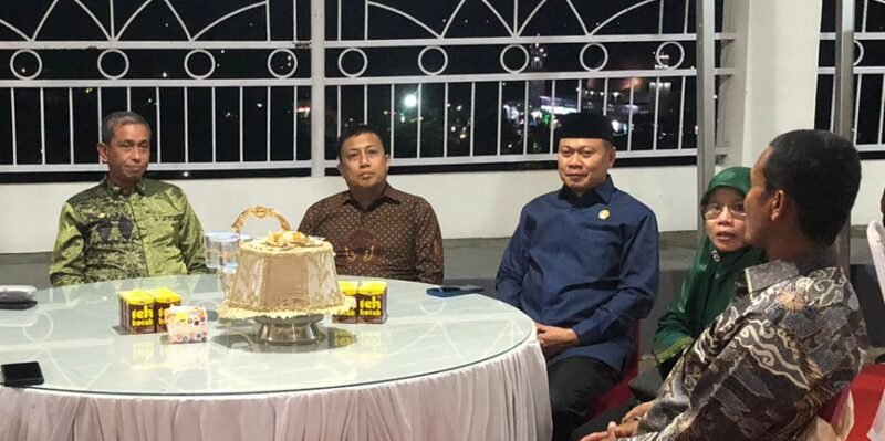 Ketua DPRD Wajo, Andi Alauddin Palaguna mendampingi Bupati Wajo, Amran Mahmud menyambut Kepala Kejaksaan Negeri (Kajari) Wajo, Andi Usama Harun di Rujab Bupati, Pesanggrahan, Senin (13/11/2023)