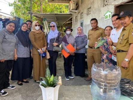 Dinas Perumahan dan Kawasan Permukiman (Disperkim) Kota Makassar melakukan survey pendataan korban bencana kebakaran di Kelurahan Kapasa Raya Kecamatan Tamalanrea, Selasa (03/10/2023)