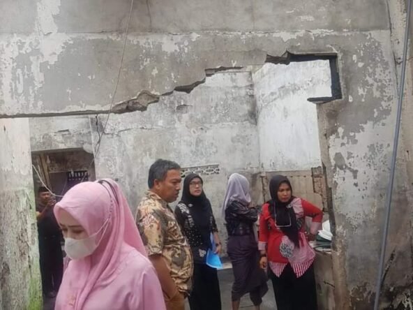 Disperkrim Kota Makassar melakukan survey pendataan kebutuhan bahan material korban kebakaran di Kelurahan Rappojawa, Kecamatan Tallo, Kamis (13/07/2023)