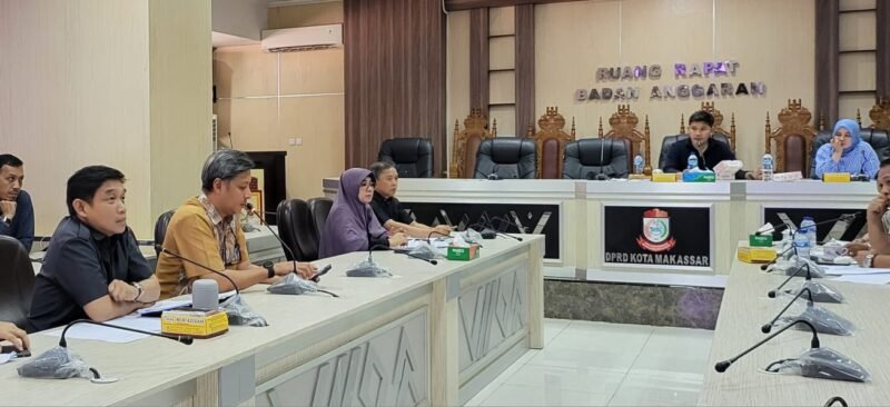 Kadisperkim Makassar, Nirman Niswan Mungkasa, ST. M.Ap., beserta Pejabat Disperkim menghadiri Rapat Pembahasan Rancangan PPAS APBD Tahun Anggaran 2024 di Ruang Rapat Badan Anggaran, Sabtu (11/11/2023)