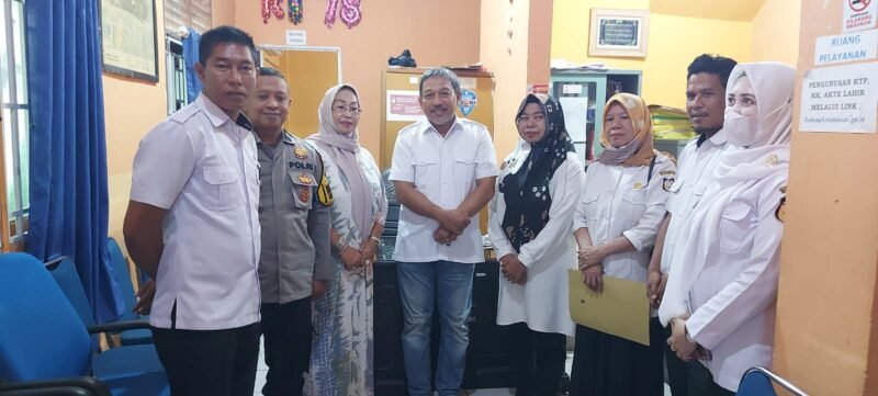 Dinas Perumahan dan Kawasan Permukiman (Disperkim) Kota Makassar melakukan penjemputan data yang dipimpin langsung oleh koordinator Tim I, Andi Iskandar, SE. MM., bersama Tim di Kelurahan Mallimongan Baru, Kecamatan Bontoala, Rabu (22/11/2023)