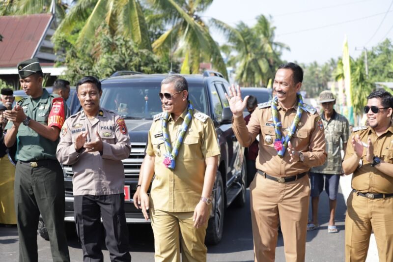 Bupati Wajo, Amran Mahmud bersama Wakil Bupati, Amran meresmikan Jalan Ruas Poros Bulu-Penrang Riawa di Desa Tadangpalie, Kecamatan Penrang, Selasa (7/11/2023)