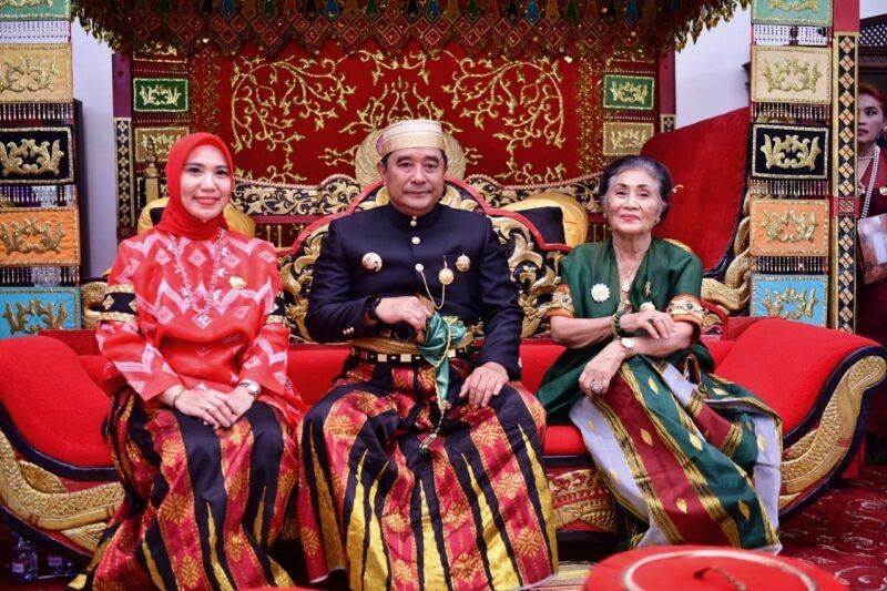 Penjabat Gubernur Sulsel, Bahtiar Baharuddin didampingi Pj Ketua TP PKK Sulsel, Sofha Marwah Bahtiar, melakukan silaturahmi ke Kedatuan Luwu, di Istana Datu Luwu, Minggu, (05/11/2023)