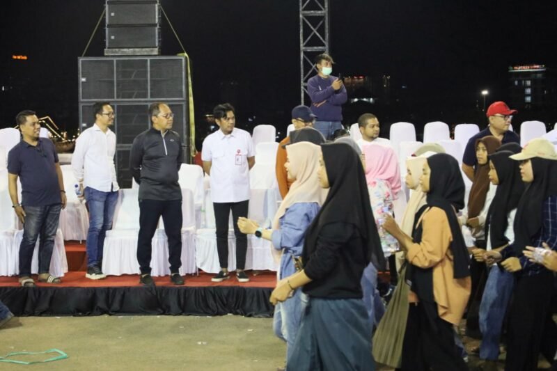 Wali Kota Makassar Moh Ramdhan Pomanto memantau kesiapan puncak peringatan HUT Kota Makassar ke-416, di Jembatan Center Poin of Indonesia, Rabu (01/11/2023) malam