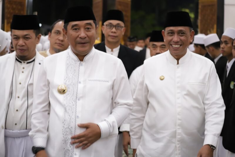 Bupati Wajo, Amran Mahmud mendampingi Pj. Gubernur Sulsel, Bahtiar Baharuddin menghadiri Haul AG. Al-Alim Al-Alammah Al-Hajj Muhammad As'ad Al-Bugisy (AG H. Muhammad As'ad) di Masjid Ummul Quraa Sengkang ,Kabupaten Wajo Jumat, (03/11/2023) malam