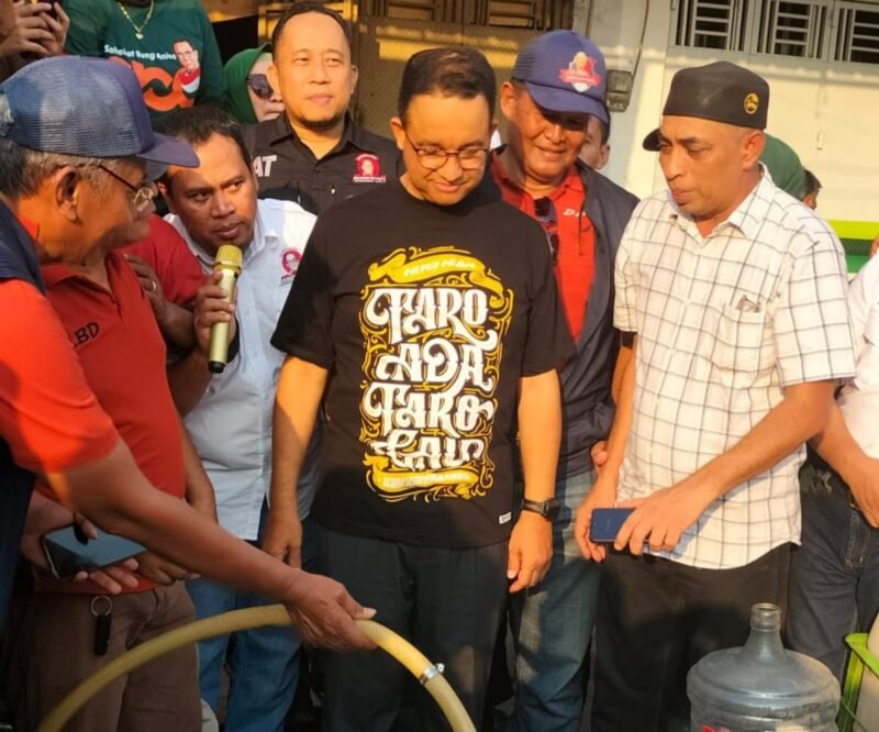 Bacapres Koalisi Perubahan Anies Baswedan menyaksikan pembagian air bersih yang digelar oleh sejumlah simpul relawan KoReAn di Kelurahan Buloa, Kecamatan Tallo Makassar, Ahad (05/11/2023)