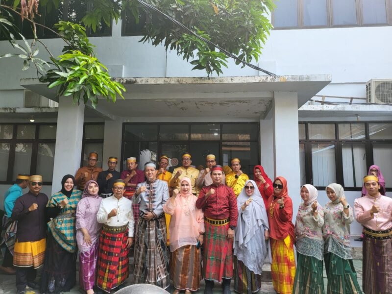 Dinas Perumahan dan Kawasan Permukiman (Disperkim) Kota Makassar ikut berpartisipasi pakai baju adat menyemarakkan Hari Ulang Tahun (HUT) ke-416 Kota Makassar di Kantor Disperkim Makassar Jalan Sultan Alauddin, Kamis (09/11/2023).