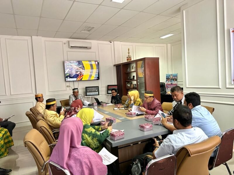 Memakai baju adat Sulawesi Selatan di Hari Ulang Tahun (HUT) ke-416 Kota Makassar Dinas Perumahan dan Kawasan Permukiman (Disperkim) Kota Makassar tetap menjalankan tugas seperti hari biasanya di Ruang Rapat Disperkim Makassar, Kamis (09/11/2023)