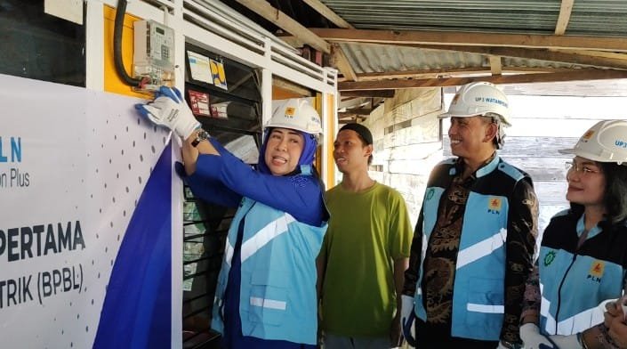 Anggota DPR RI Andi Yuliani Paris melakukan penyalaan lampu pertama BPBL di Kelurahan Sitampae Kecamatan Tempe, Sabtu (11/11/2023)
