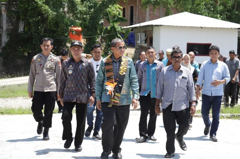 Bupati Wajo, Amran Mahmud meresmikan Pengaspalan Jalan Ruas Callaccu-Tingaraposi yang digelar di Desa Abbanuangnge, Kecamatan Maniangpajo, Kamis (23/11/2023)