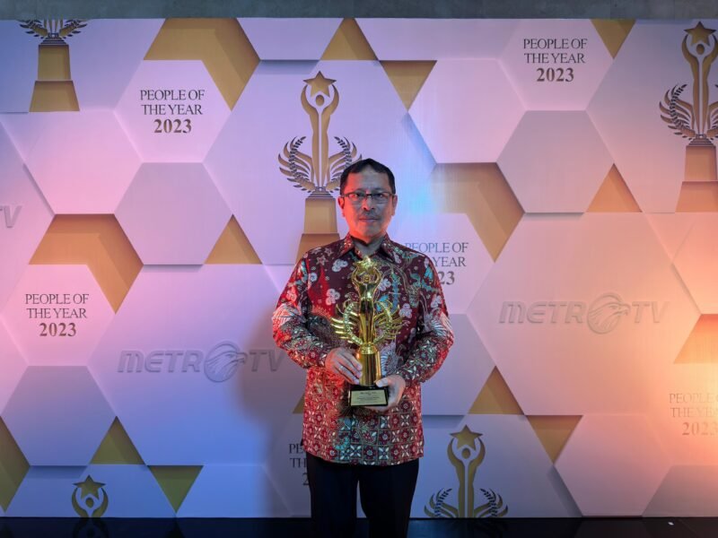 Wali Kota Makassar, Moh. Ramdhan Pomanto dianugerahi penghargaan dalam kategori Government Officer for Economic Growth on Inclusivity and Creativity pada acara People of The Year 2023 Metro TV penghargaan diterima Sekretaris Daerah, Muh. Ansar, atas nama Wali Kota Makassar di Grand Studio Metro TV, Jakarta Barat pada Jumat malam (24/11/2023)