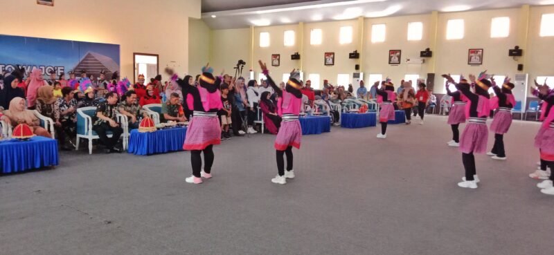 Camat Tempe Supardi bersama Forkopimcam menyaksikan lomba senam Tobelo dalam rangka HUT Korpri ke 52 tahun di Ruang Pola Kantor Bupati, Kamis (02/11/2023)