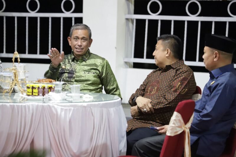 Bupati Wajo, Amran Mahmud  bersama Wabup Wajo Amran dan Forkopimda menyambut Kepala Kejaksaan Negeri (Kajari) Wajo, Andi Usama Harun dan Ketua Ikatan Adhyaksa Dharmakarini (IAD) Daerah Wajo, Andi Nenny Andi Usama di Rujab Bupati, Pesanggrahan, Senin (13/11/2023)