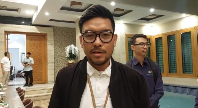 Pejabat PT PLN Unit Induk Distribusi (UID) Sulselrabar, menemui Wali Kota Makassar Moh Ramdhan Pomanto di Jalan Amirullah, Selasa (07/11/2023) malam