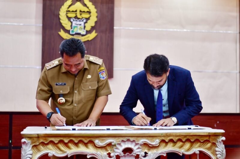 Pemerintah Provinsi Sulsel bersama PT. Yas Exports Internasional (YEI) melakukan penandatanganan Memorandum of Understanding (MoU) tentang pembelian hasil budidaya pisang cavendish, di Kantor Gubernur Sulsel, Senin, 27 November 2023