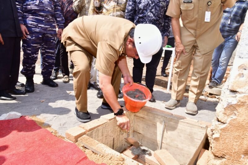 Penjabat (Pj) Gubernur Sulsel, Bahtiar Baharuddin, melakukan peletakan batu pertama bangunan packing house (rumah pengemasan) dan ripening (ruang pematangan) pisang cavendish PT Laris Manis Utama (LMU), di Kawasan Industri Tallasa City, Makassar, Selasa (14/11/2023)