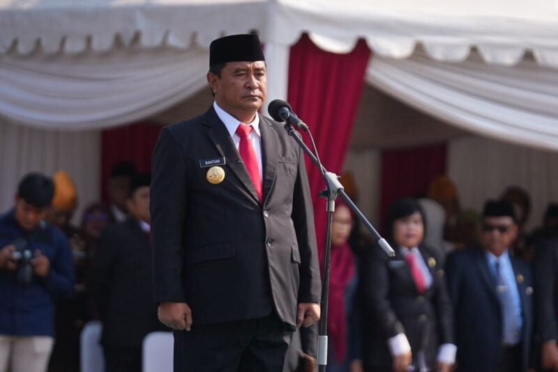 Penjabat Gubernur Sulsel, Bahtiar Baharuddin, memimpin upacara peringatan Hari Pahlawan Nasional, yang dilaksanakan di Taman Makam Pahlawan, Jalan Panaikang, Kota Makassar, Jumat 10 November 2023