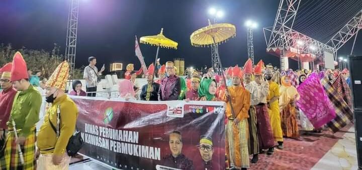 Dinas Perumahan dan Kawasan Permukiman (Disperkim) Kota Makassar, turut
memeriahkan Karnaval Budaya HUT ke-416 Kota Makassar yang berlangsung di Kawasan Center Point of Indonesia (CPI), Kamis (02/11/2023) malam
