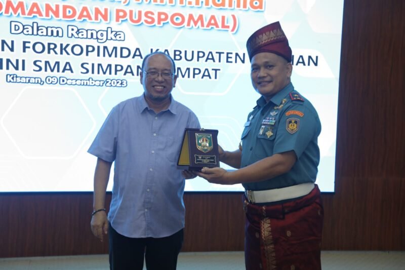 Wakil Bupati Asahan Taufik Zainal Abidin Siregar bersama dengan Dandim 0208/Asahan Letkol Inf Muhamad Bassarewan menerima penghargaan KASAD Kampung Pancasila 2023 Katagori Desa di Markas Besar Angkatan Darat (Mabes AD), Jum'at (08/12/2023) malam