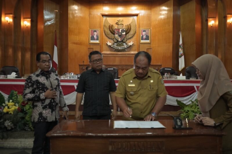 Wakil Bupati Asahan Taufik Zainal Abidin Siregar, S. Sos, M. Si mengikuti Rapat Paripurna DPRD Kabupaten Asahan dalam acara penyampaian laporan hasil pembahasan terhadap 2 Raperda Kabupaten Asahan oleh Pimpinan Pansus, sekaligus pengambilan keputusan dan pendapat akhir Bupati Asahan di Aula Rambate Rata Raya Sekretariat DPRD Kabupaten Asahan, Senin (11/12/2023)