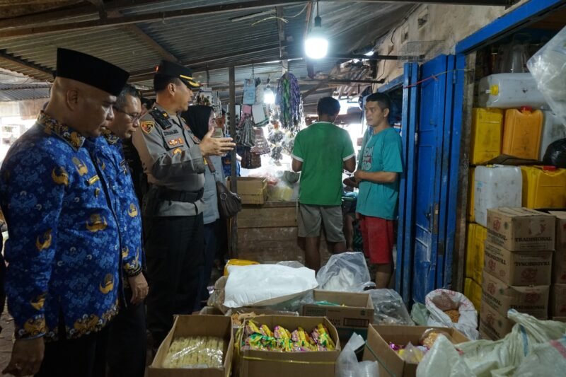 Bupati Asahan melalui Asisten Bidang Adm. Pembangunan Kabupaten Asahan Ir. Oktoni Eryanto, M. MA melakukan sidak pasar dan pantau Harga sembako menjelang Natal dan Tahun Baru (NATARU) di pasar tradisional yang berada di Sekitaran Kota Kisaran, Selasa (19/12/2023)