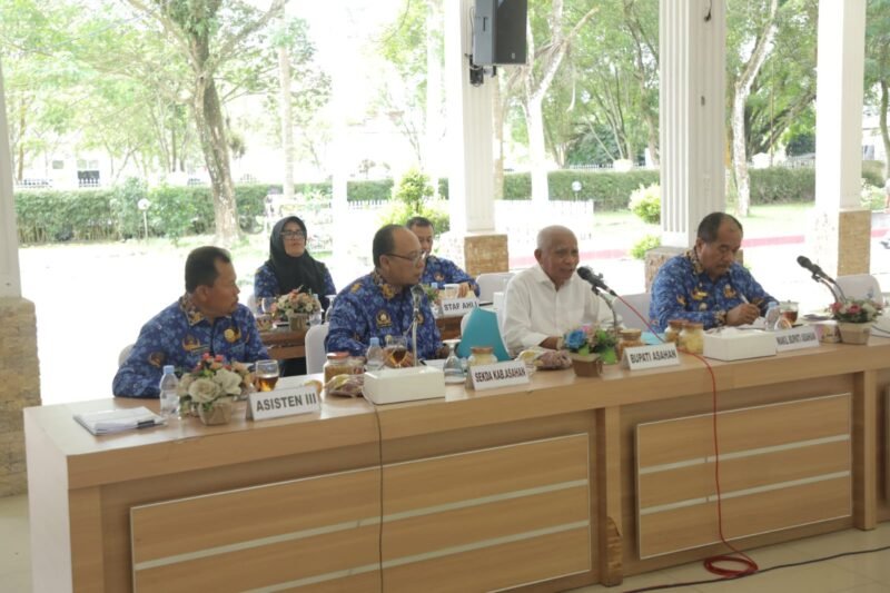 Bupati Asahan H. Surya membuka Rapat Koordinasi Pemerintah (Rakorpem) bulan Desember 2023 di Pendopo Rumah Dinas Bupati Asahan, Selasa (19/12/2023)
