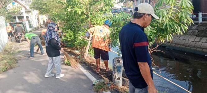 Satuan Tugas  Kebersihan Kecamatan Makassar melakukan pembersihan Kanal Kerung-kerung di Jalan Inspeksi Kanal Maredekaya, Sabtu (25/11/2023)