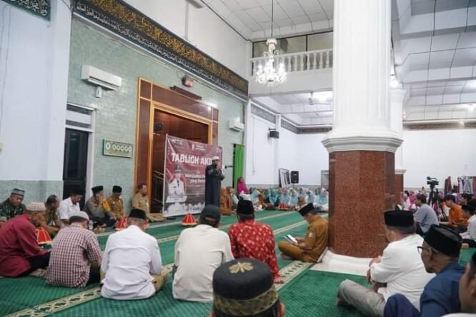 Plt Camat Makassar, Harun Rani menghadiri Tabligh Akbar dengan tema mewujudkan Pemilu Damai yang di bawakan oleh Ustadz Muhammad Fakrurrazi di Masjid Nurul Amin Jalan Rusa Kelurahan Maricaya, Senin (04/12/2023)
