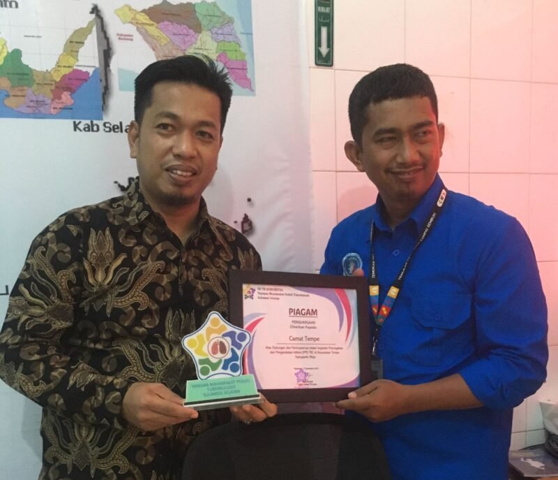 Camat Tempe Supardi menerima penghargaan yang diserahkan langsung oleh  SR Manajer Yamali, Wahriadi, ST di Kantor Yamali Pusat Makassar, Rabu (13/12/2023).