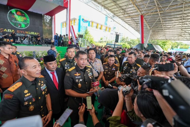 Penjabat Gubernur Sulsel, Bahtiar Baharuddin menghadiri acara Peringatan Hari Juang TNI AD Tahun 2023 dengan Tema TNI AD Bersama Rakyat Bersatu dengan Alam untuk NKRI, dilaksanakan di Lapangan Karebosi Kota Makassar, Jumat, 15 Desember 2023