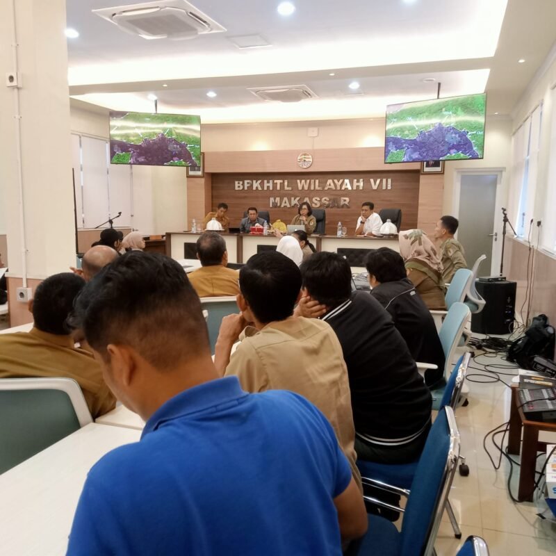Kepala Balai BPKHTL Wilayah VII Makassar, Ir. Maryuna Pabutungan, M.P., menyambut baik pertemuan dengan perwakilan warga Kecamatan Manuju di Ruang Rapat Kantor Balai BPKHTL Wilayah VII Makassar, Jalan Prof. Abdul Rahman Basalamah, Senin (04/12/2023).