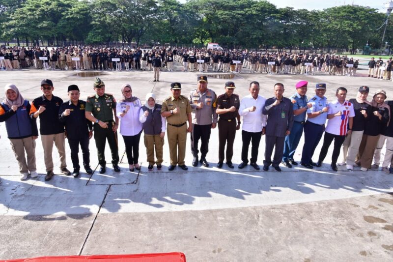 Penjabat Gubernur Sulsel, Bahtiar Baharuddin menghadiri   Apel Siaga Pemilu Damai 2024 Sulsel yang digelar Bawaslu Sulsel, di Lapangan Karebosi Makassar, Rabu, 6 Desember 2023.