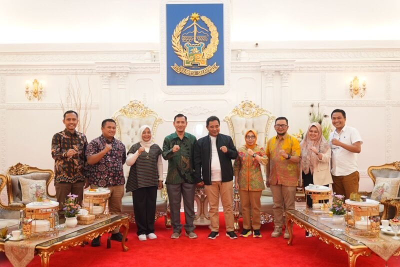 Penjabat Gubernur Sulsel Bahtiar Baharuddin, menerima audiensi Ketua Komisi Penyiaran Indonesia (KPI) Pusat Ubaidillah, di Rumah Jabatan Gubernur Sulsel, Sabtu malam, 9 Desember 2023