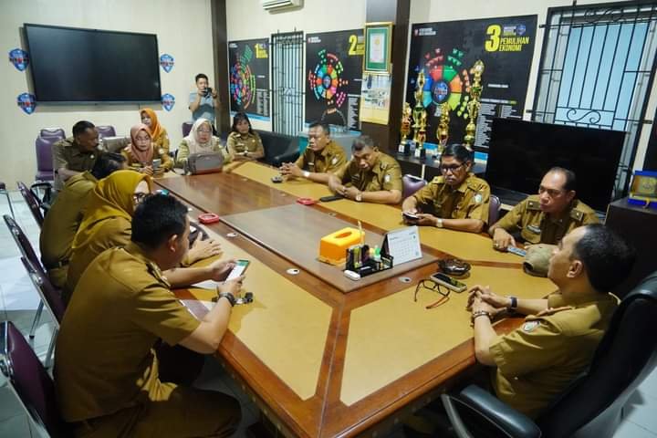 Plt. Camat Makassar Harun Rani menggelar Rapat Koordinasi bersama seluruh Lurah se- Kecamatan Makassar, Senin (04/12/2023)
