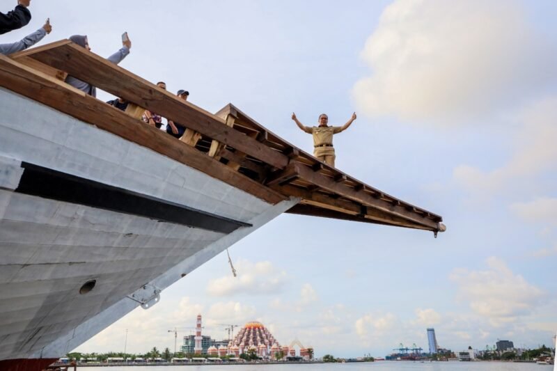 Wali Kota Makassar Danny Pomanto meluncurkan 2 Kapal Pinisi yang dibangun oleh Dinas Pariwisata Makassar, Senin (11/12/2023).